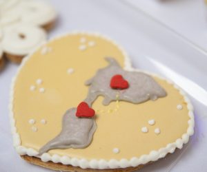 Heart-shaped cookies with doves — wedding receptions Miami with creative desserts.